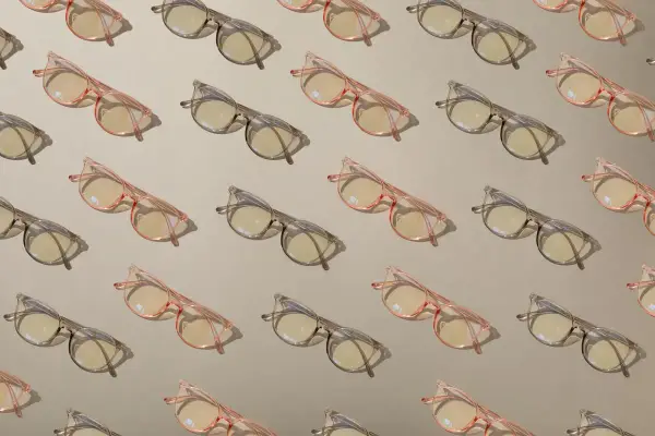 Różowe i szare okulary z żółtymi soczewkami ułożone w regularny wzór. Czy to fotochromy?