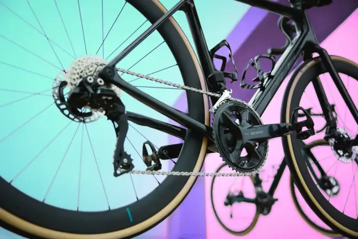 Część rowerowa z napędem Shimano 105, widoczna kaseta, przerzutka i korba.